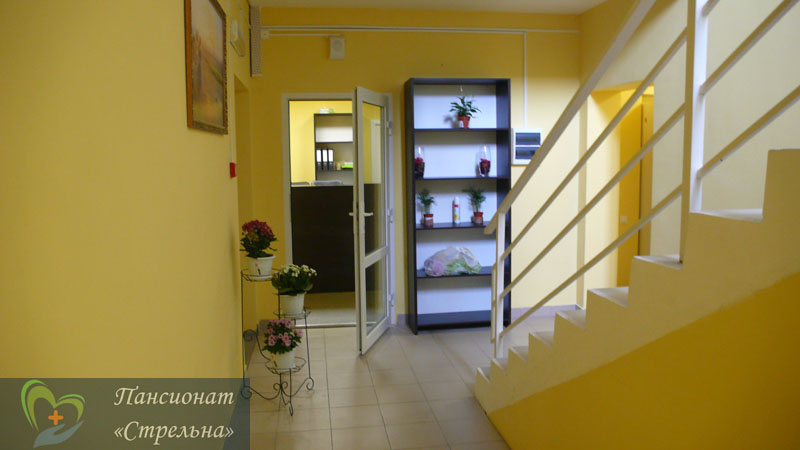 Вход в частный пансионат для пожилых